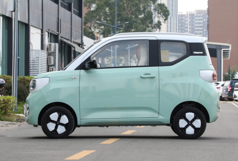 
同事买了辆五菱宏光MINI EV之后，好多人都不淡定了。
1.用车成本和骑电动