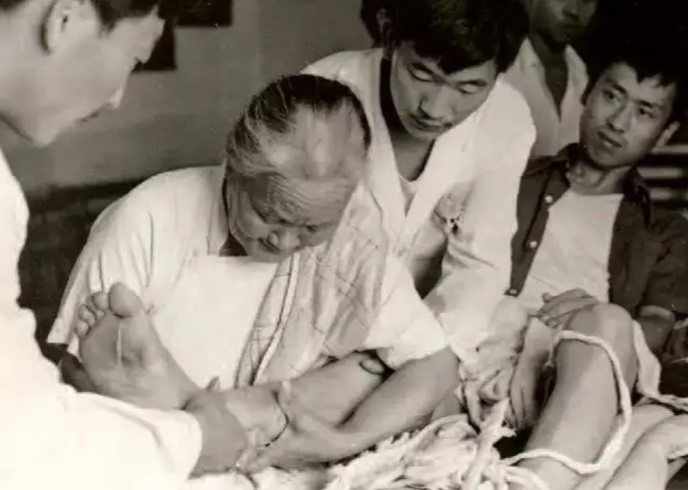 1965年，邓颖超的腰部严重扭伤，周总理邀请了一位女中医来到中南海，她只出手一次