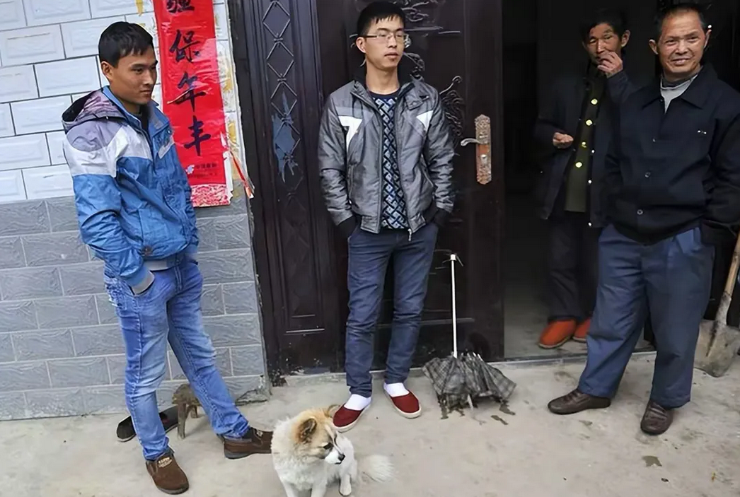 为什么农村现在光棍现象这么严重？
有个网友的回答非常精准：
以前农村很多人打老婆