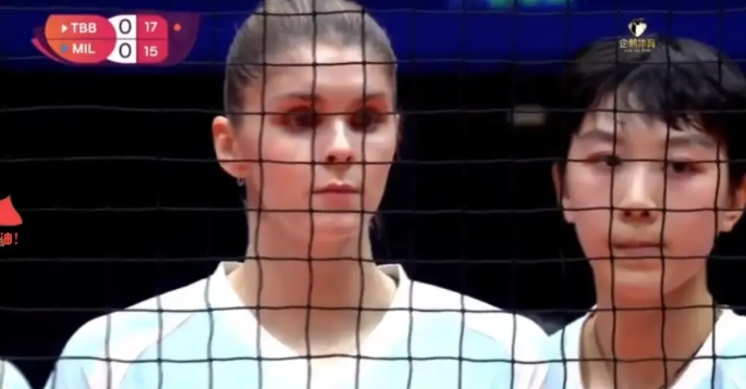 球迷呼吁赶紧与费蒂索娃续约！这个球员大心脏，关键球不手软，关键球能发挥作用，有逆