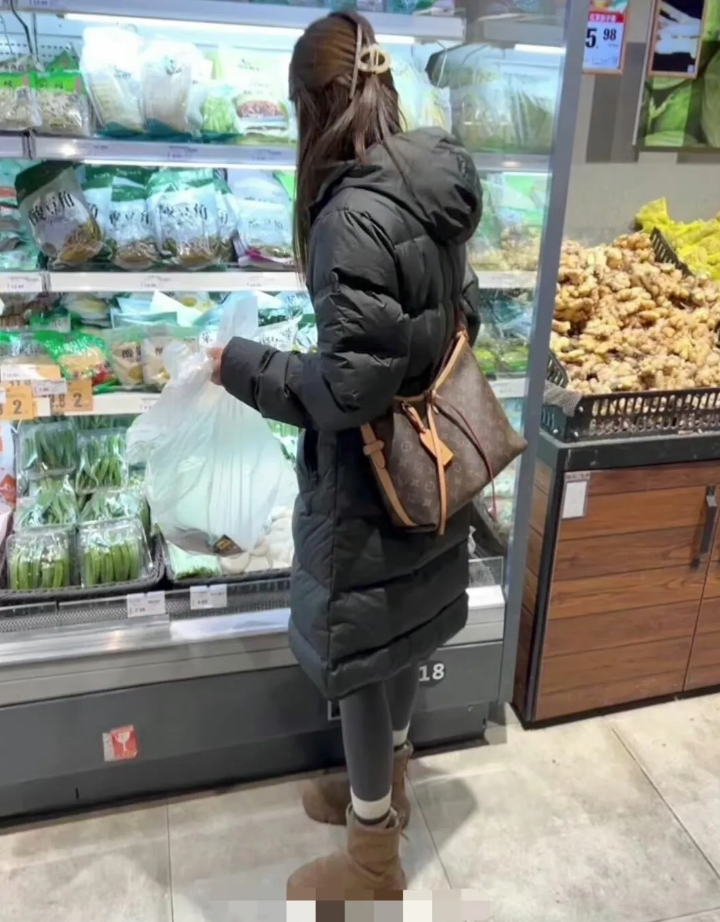 你们穿羽绒服坐下是掀起来还是直接坐