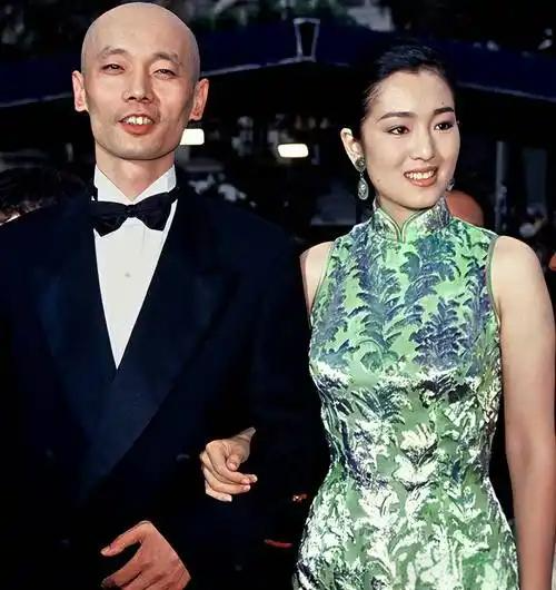 某拍戏现场，葛优安静地站在边上，视频中，他突然弯腰下去，原来，他看到旁边的群演在