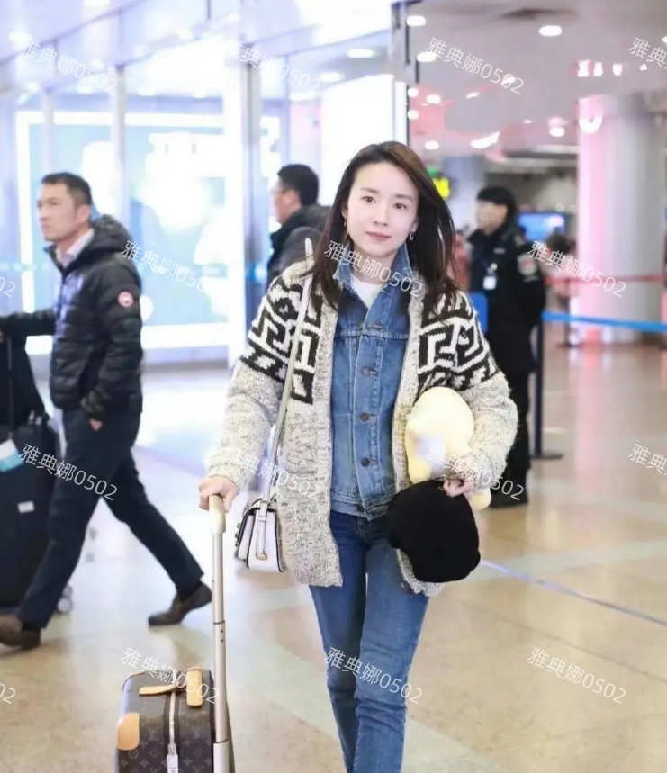 大连机场偶遇董洁，忽然发现她带上墨镜跟章子怡很像!
果然骨相美女的脸是相似的，脸