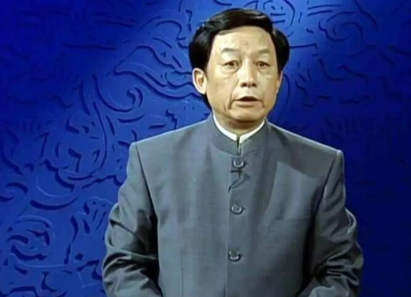 当年，易中天在厦大授课时，有一名女学生突然站起来冲他大喊：“易老师，我想嫁给你！