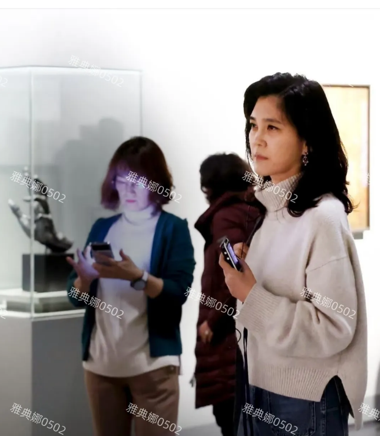 三星大公主李富真现身艺术展，54岁的她真的很美很有气质，清冷疏离眼神忧郁，虽是真