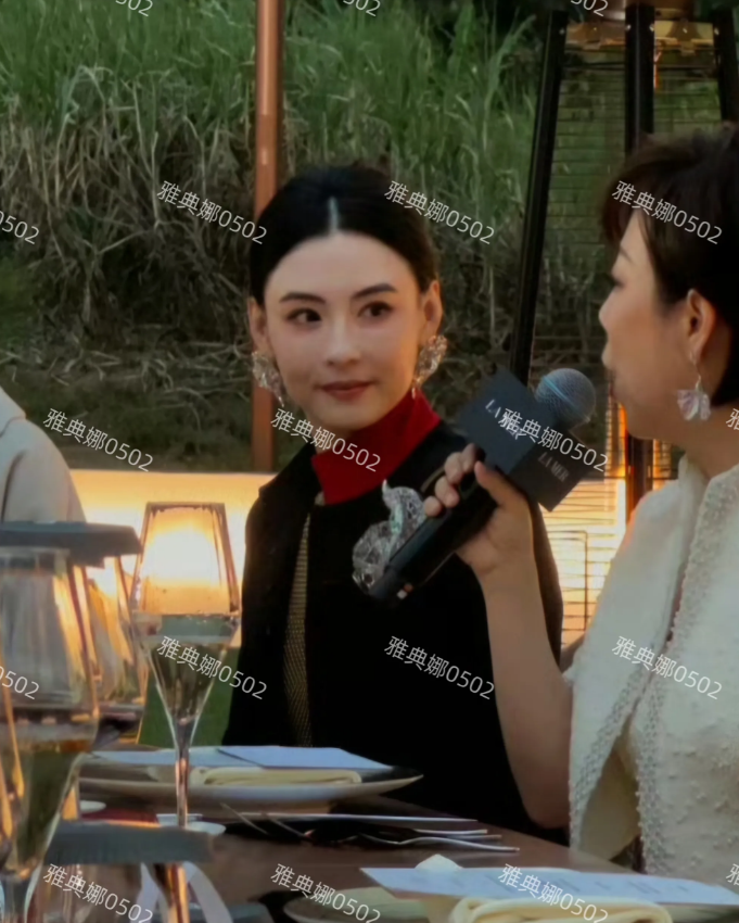 网上为啥一直尬吹张柏芝是不老女神啊，44岁的她脸上没有一丝皱纹，饱满的不正常笑的