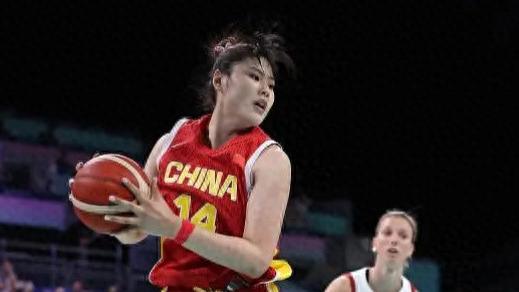 中国女篮1分惜败：多人表现不及格，一人失误顶对手全队