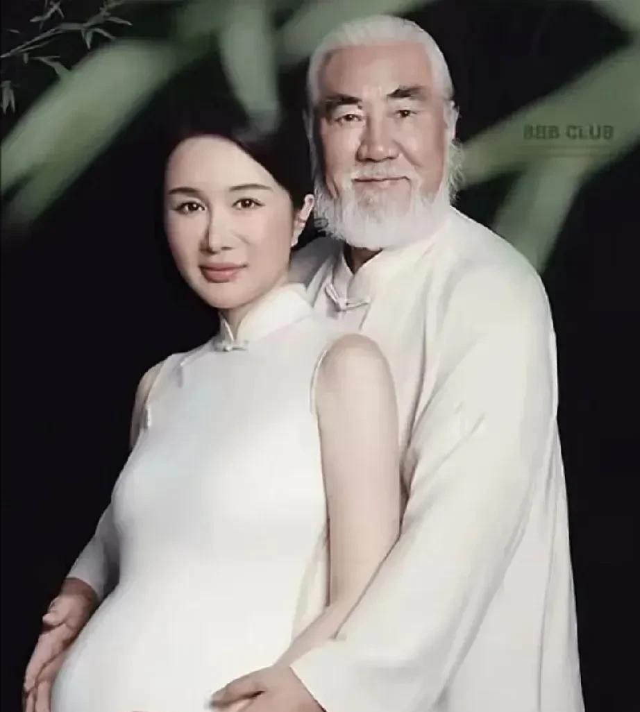 这才是，今天娱乐圈最大的瓜。
73岁的张纪中，登上热搜，这一次，不是因为小娇妻又
