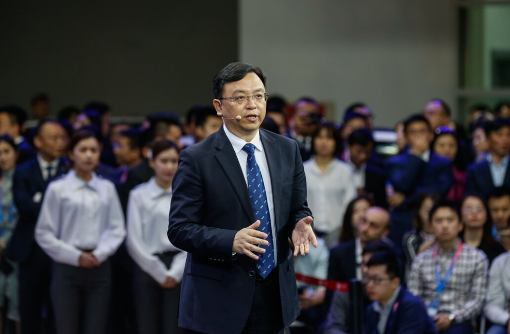 比亚迪王传福确实是商业奇才。
第一，在燃油车时代，比亚迪就已经开始研发电动汽车，