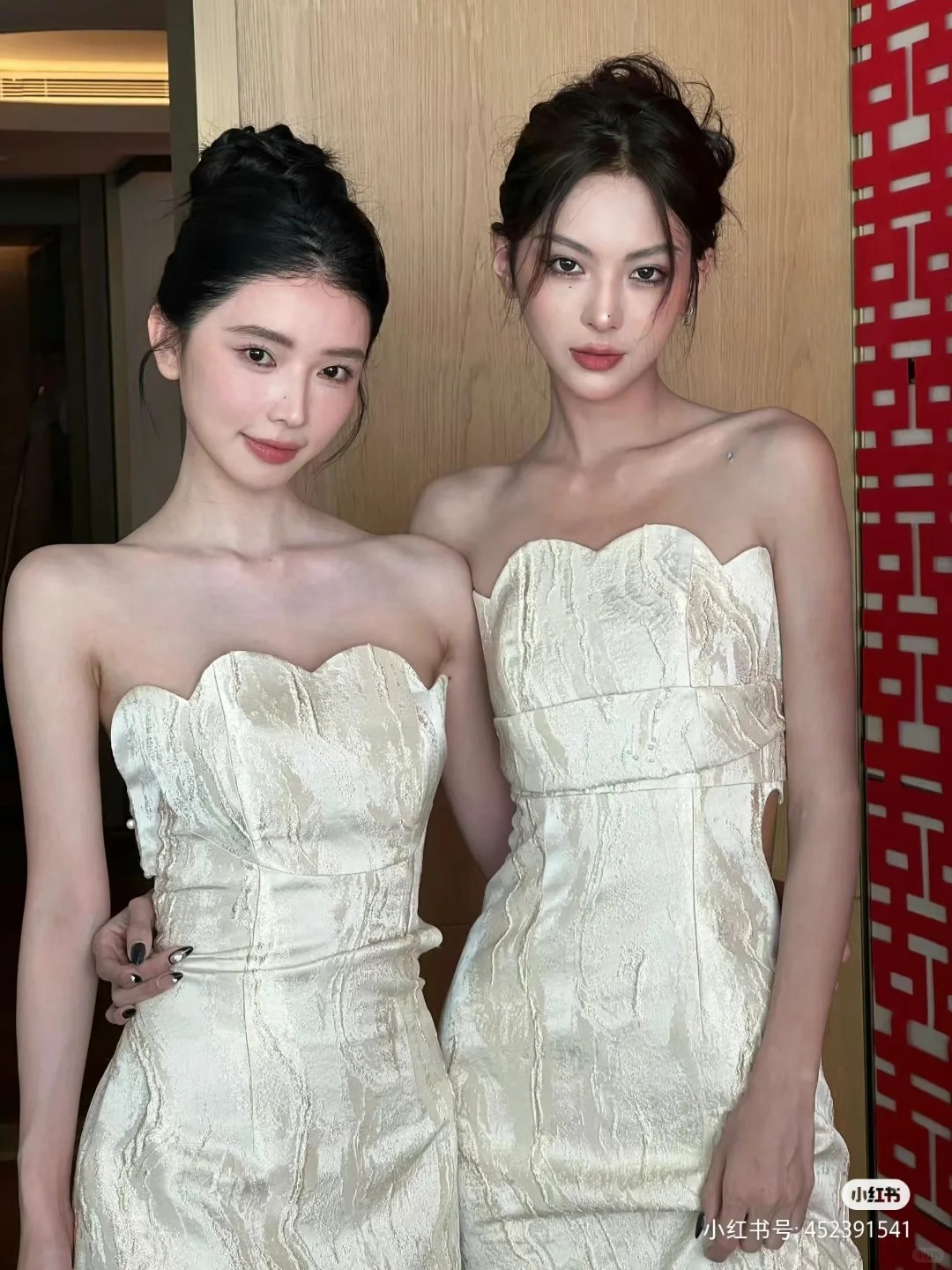 阔面和窄面上镜的对比
首先两个都是美女，在普通人里肯定是非常小的脸，但是站在一起