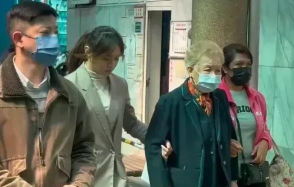 柯文哲父亲柯承发今天上午去世以后，柯文哲母亲何瑞英哭肿了双眼。柯文哲父亲今天上午