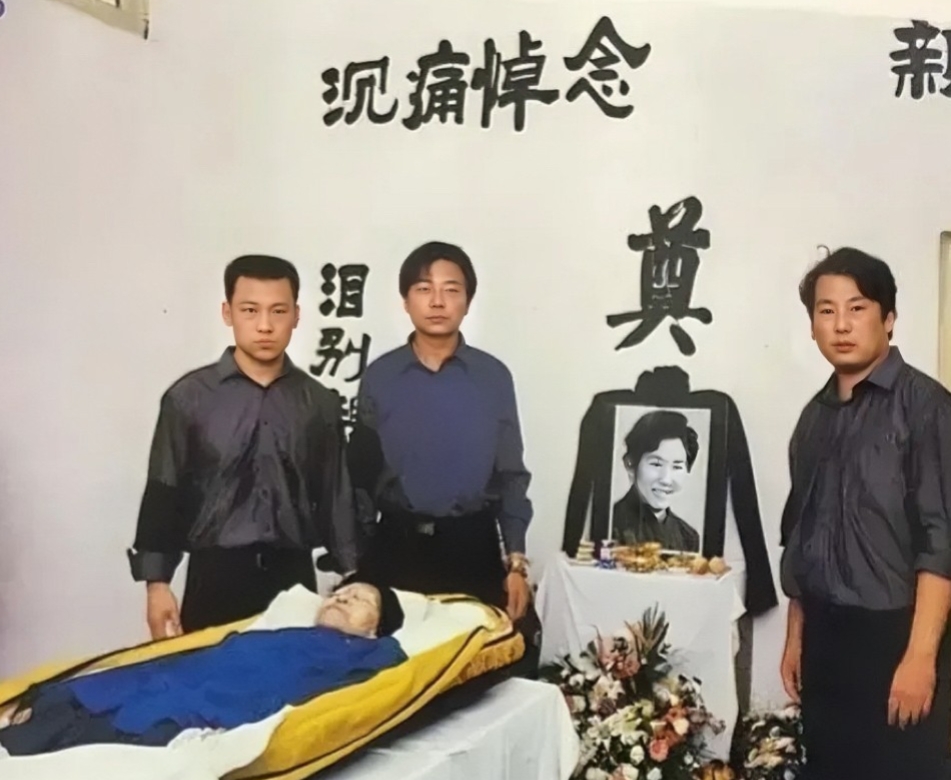 2000年，赵丽蓉老师与世长辞。镜头下的她身穿蓝色衣服，面容安详，宛如睡着了一般