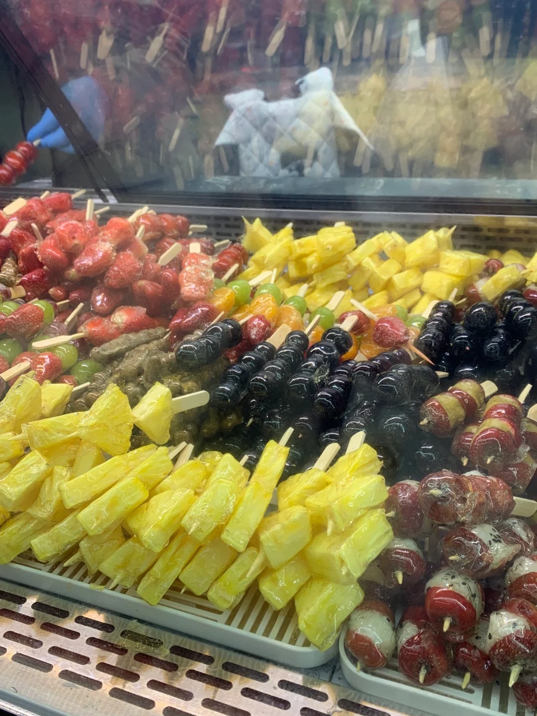 冰糖呼噜有一种奇怪的吸引力🤔️
其实本人不是很爱吃糖葫芦 但是！！看到就想买
