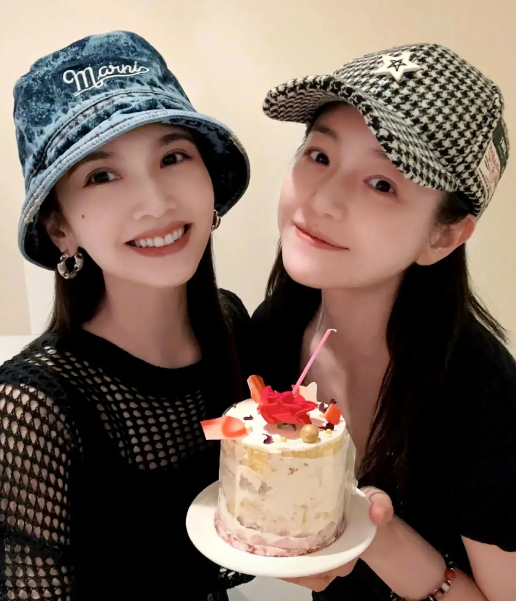 杨丞琳与陈妍希是关系特别好的好姐妹，只不过这对姐妹的命运差别也太大了。一个婚姻甜