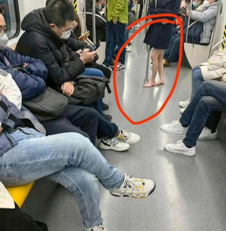 今天下班在地铁上看到一位光脚光腿的美女，今天大降温，这么冷的天，她就这样的穿着出