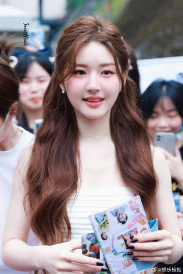 #赵露思hi6上班路透生图#赵露思hi6上班路透生图🈶 很美很甜的露露酱[送花