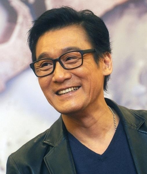 一天，梁家辉打开了软件，想看一下网上电影《长津湖》，但发现要开通VIP才能观看。