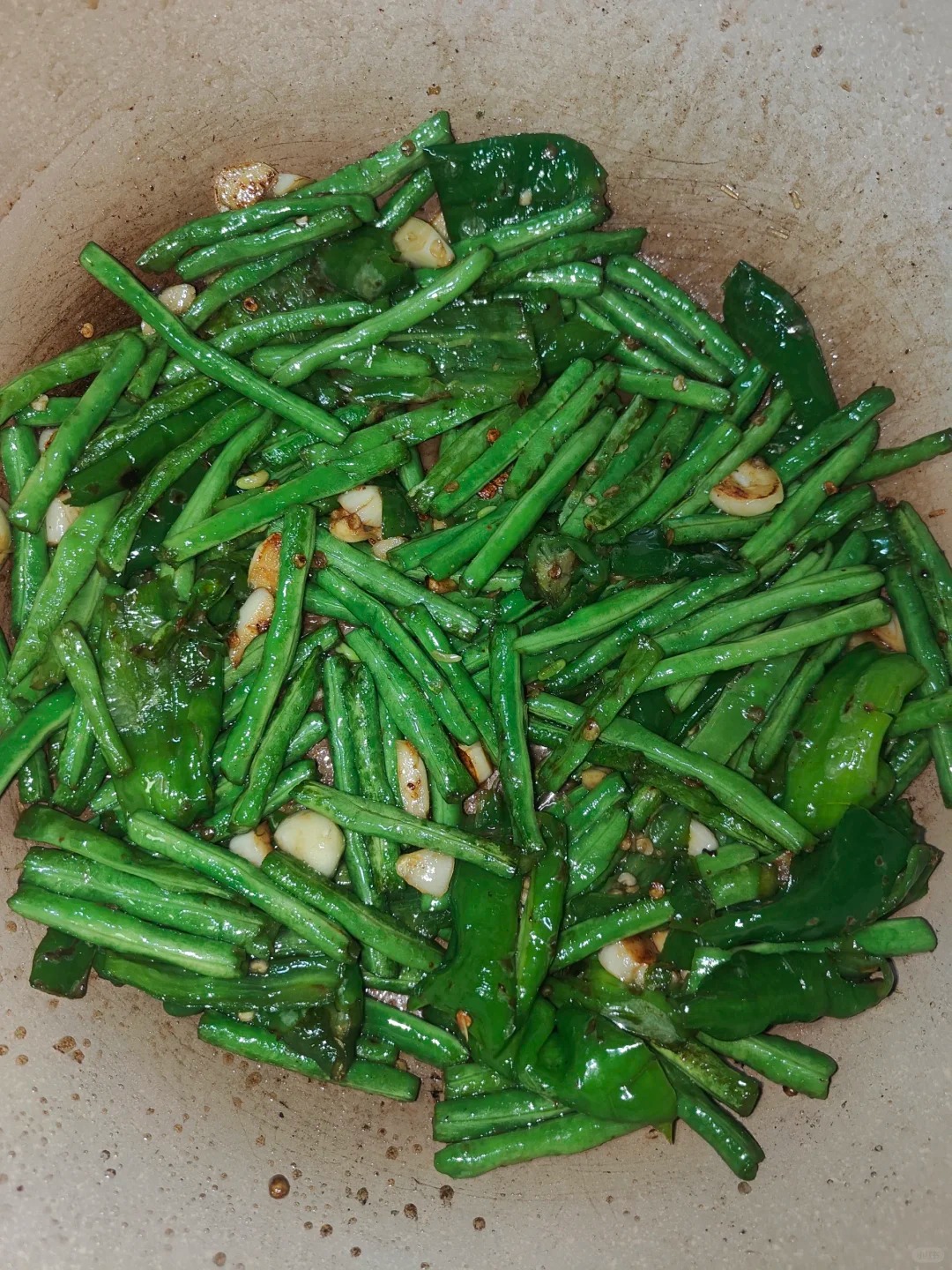 1.辣椒拍扁，惹祸不放油，放入辣椒，炒香盛出来
2.放油放豆角，放大蒜子
3.放