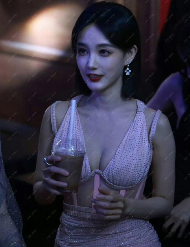 李一桐手上的饮料很好喝吧