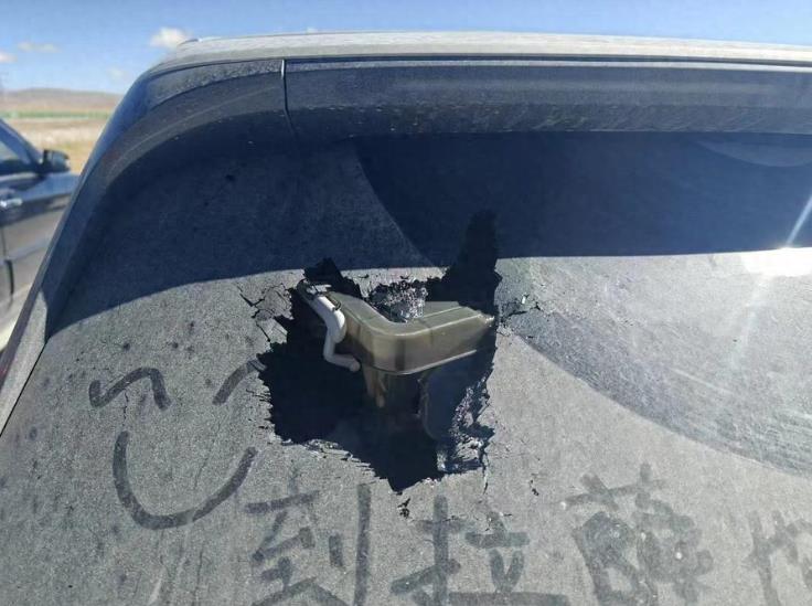 拦路抢劫？青海，一名游客在空旷的道路上行驶时，突然遭到路边男子用石头攻击，前方还