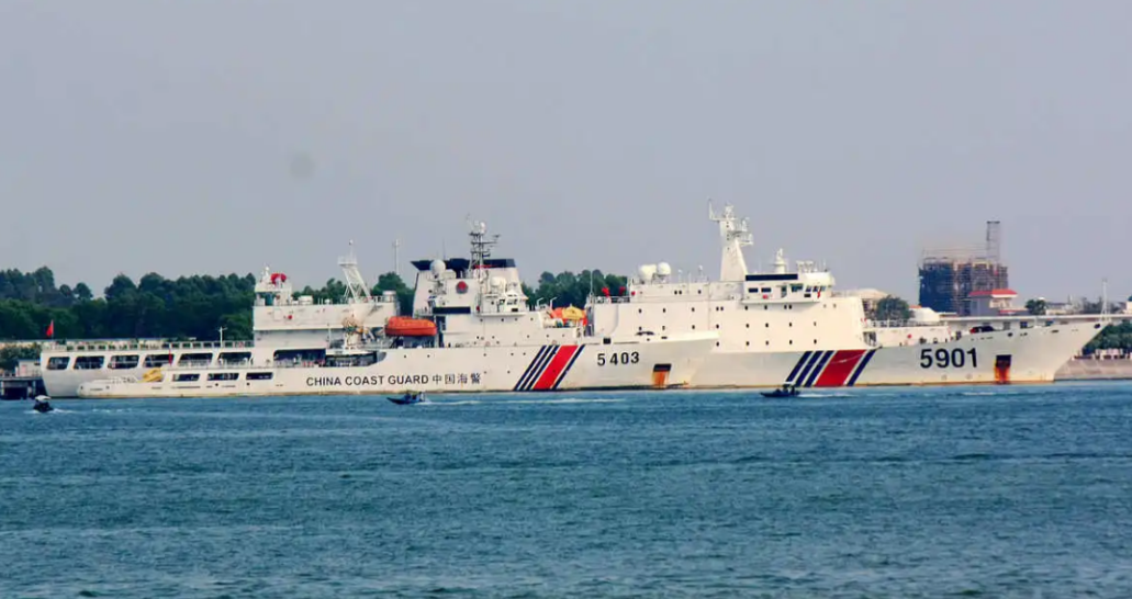 美国《华尔街日报》今日发文称：“中国‘巨无霸’海警船成为海上争端中的‘利刃’”。