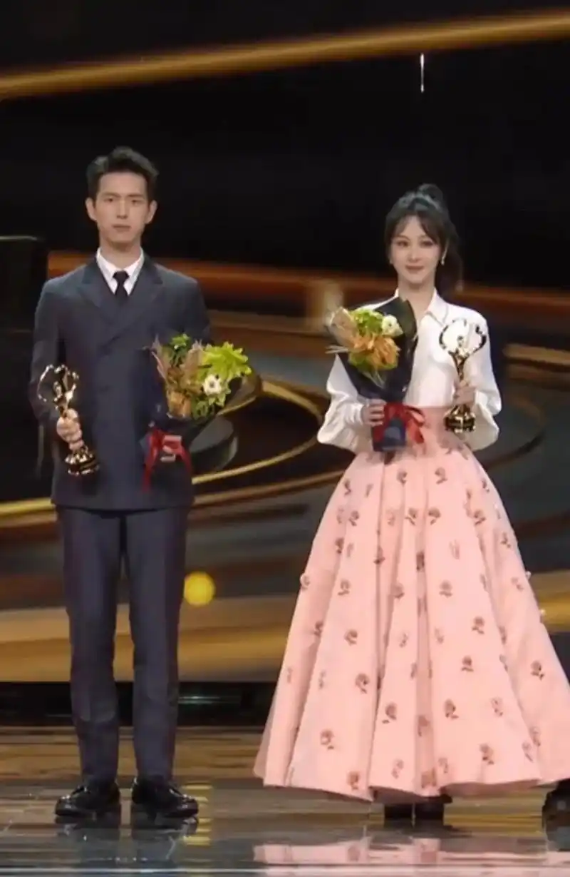 一次，导演把杨紫拉到一边说：等会开拍时，你偷亲一下李现，看看那他是什么反应！杨紫