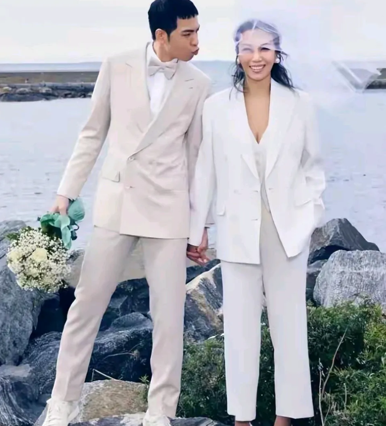 他俩没孩子，互相叫彼此妈妈，爸爸。可能是都拿对方当孩子了吧！
这个称呼在我们看来