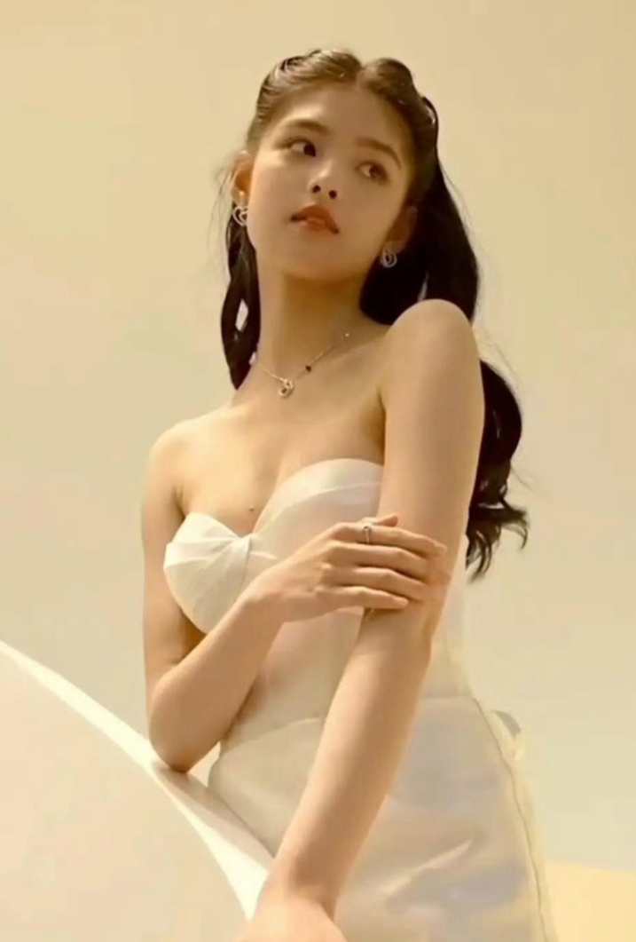 艾米16岁这么拍合适吗