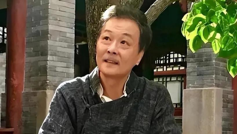 他一走就是20年，妻子独守16年空房，如今把宠物狗当孩子，值不值得？