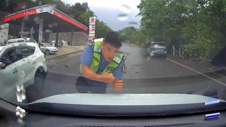 “碰瓷”式执法，难道执法人员也有业绩考核？这执法方式太刺激，简直是用生命在执法