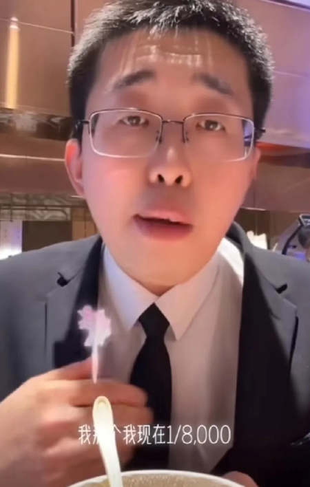 这哥们，是挺讨喜的
看到麻六记的小井，网友说麻六记后继有人，小井说:“没有没有，
