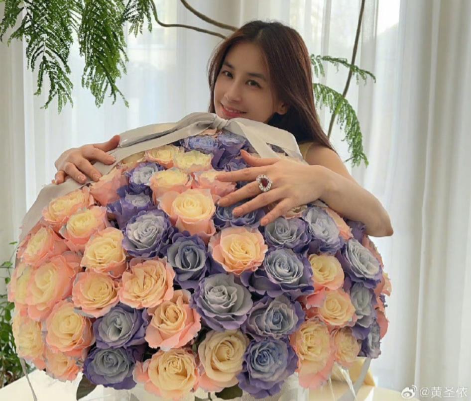黄圣依，高调发文！

2月14日，情人节，黄圣依在杨子发文后，也高调发文。不过，