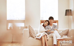 在医院拿到属于我的癌症检查单时，看到了丈夫陪着一个年轻漂亮的孕妇