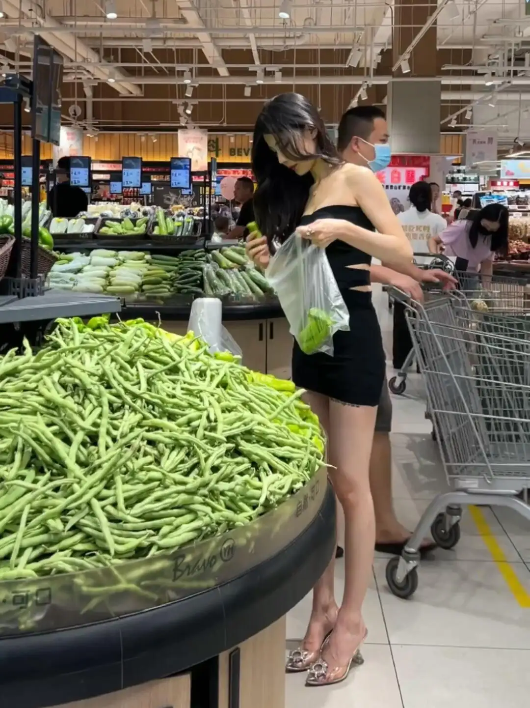 陕西西安，一女士在逛街，在走出一家店的时候，该店的电子防盗门发出警报，保安立马上