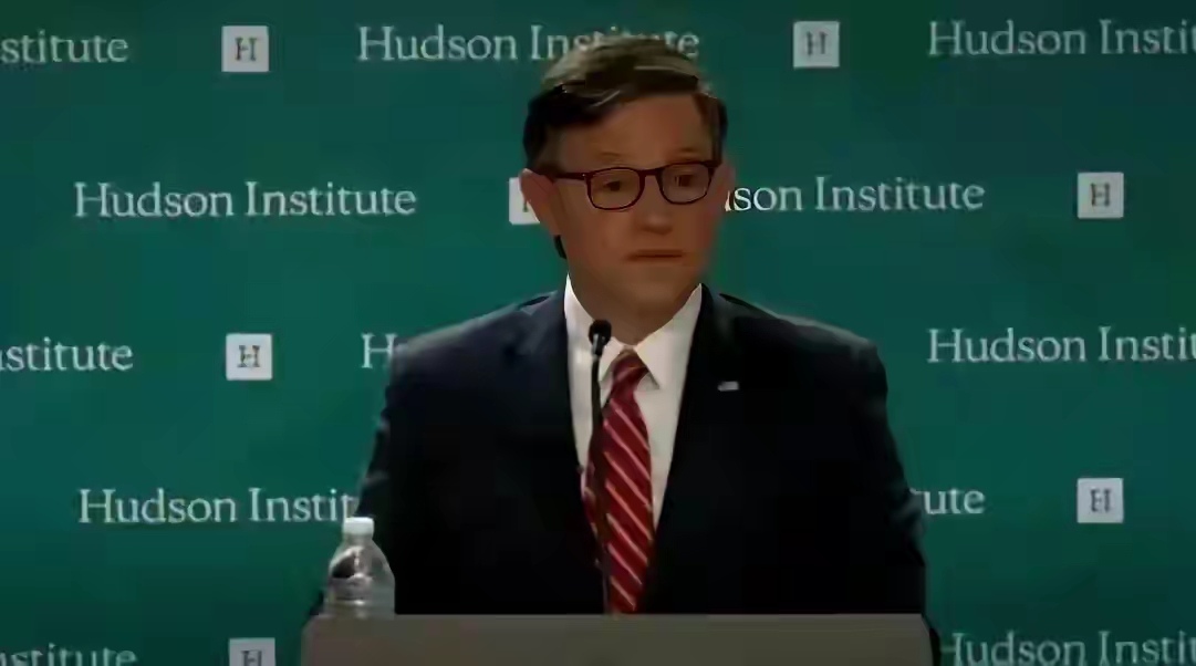 美国众议院议长约翰逊：中国人每天早上醒来想到第一件事就是如何打倒美国。
别把我们