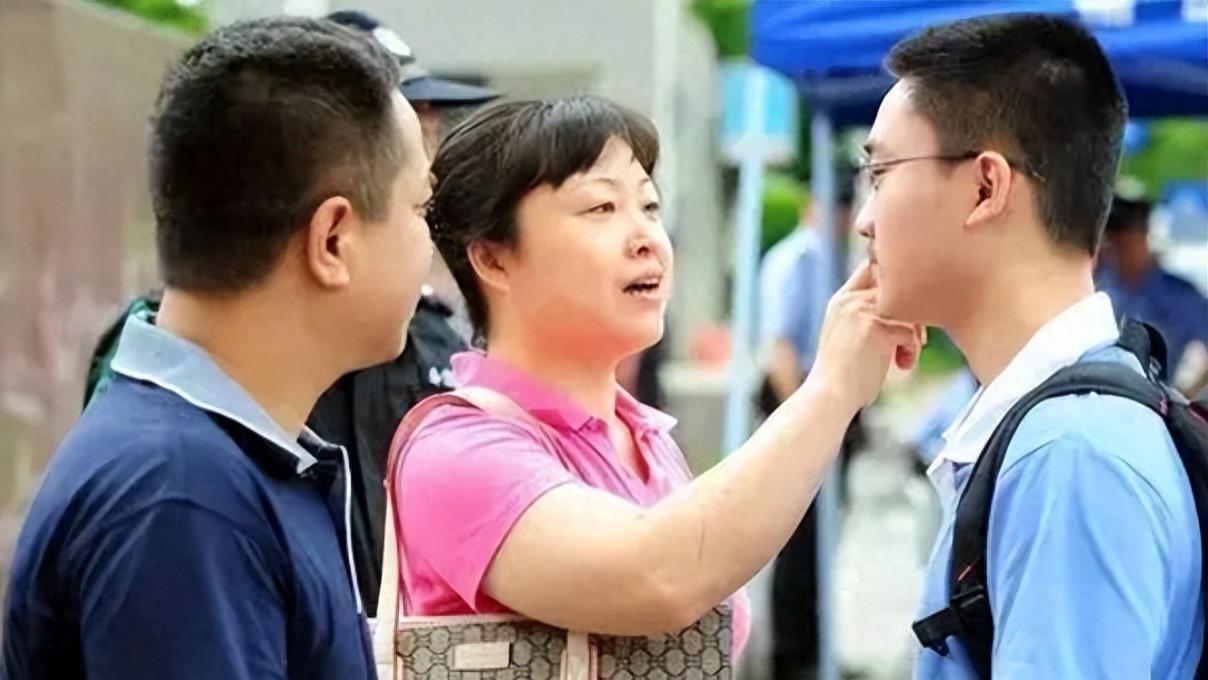 养儿真能防老？大学生吐槽父母：这也不会，那也不会，叫人心酸