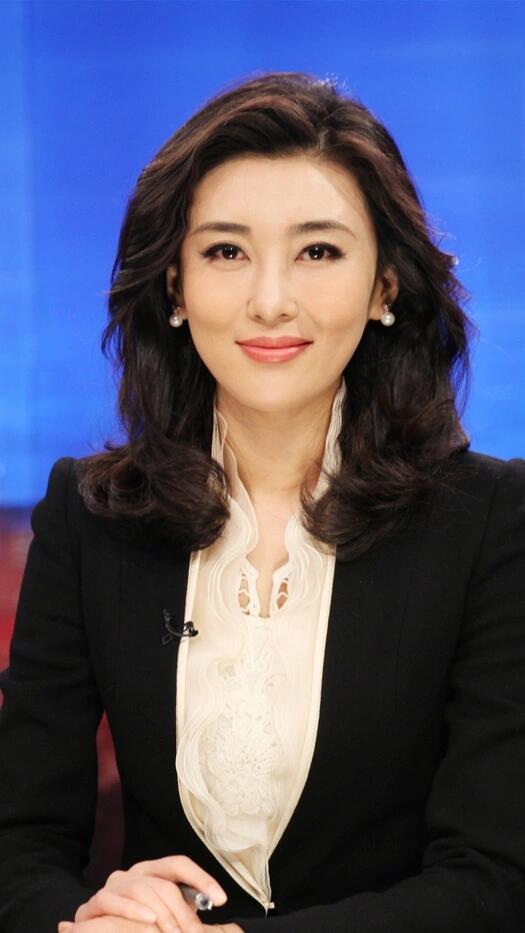 央视主持李红：岁月不败美人，魅力永驻心间