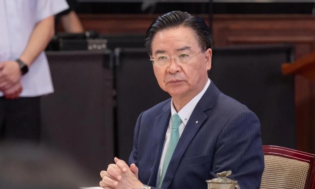 被我们制裁的吴钊燮出来放话了，态度非常的嚣张！吴钊燮声称，其一，中国自2021年
