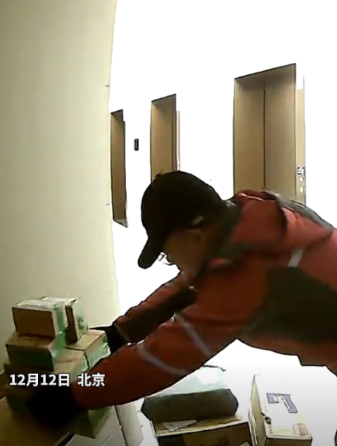 强迫症真的是忍不了一点！北京的一户人家门口，一个快递小哥给顾客送快递，因为屋主在