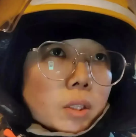 一名北京的骑手为了验证上海骑手三年跑了102万的说法，连续跑了12个小时，总共跑