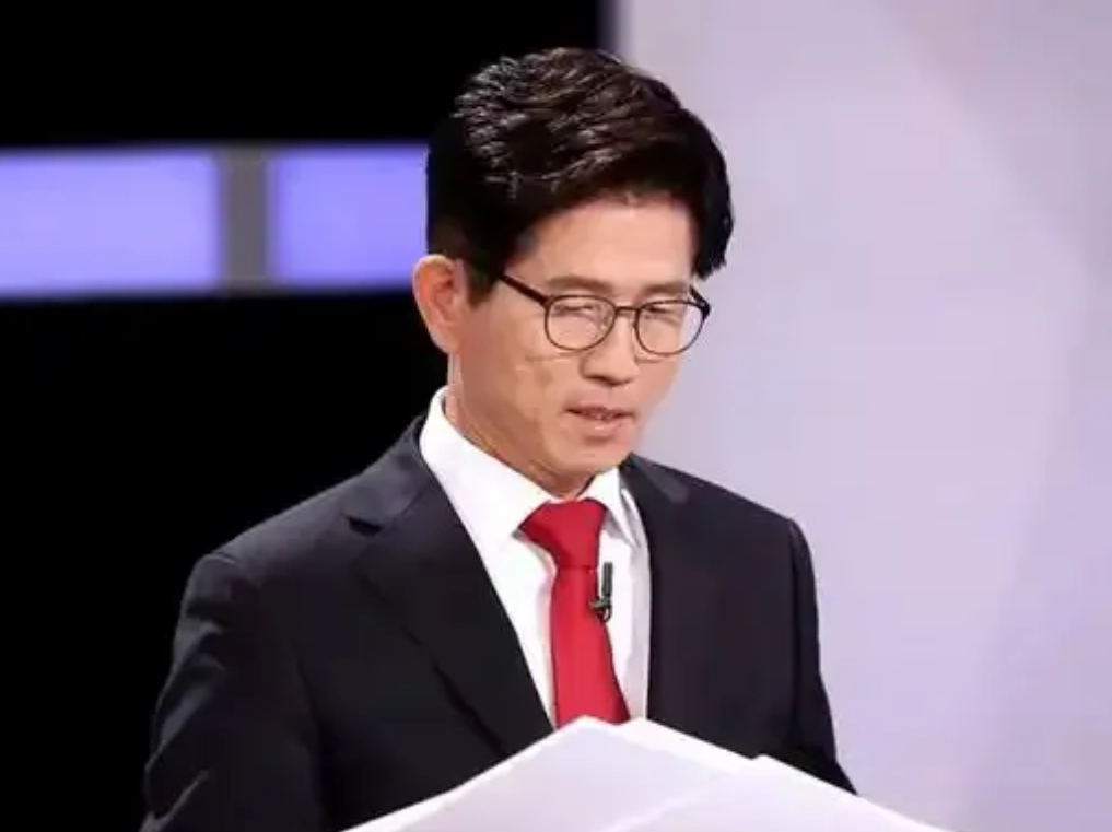 韩国政坛杀出一匹黑马！
韩国国民力量党里，现任韩国雇佣劳工部长官金文洙突然冒了出