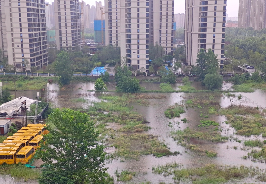 商丘观海有感。

暴雨倾盆天上来，商丘瞬间变成海。

长江路上飘汽车，黄河路上能