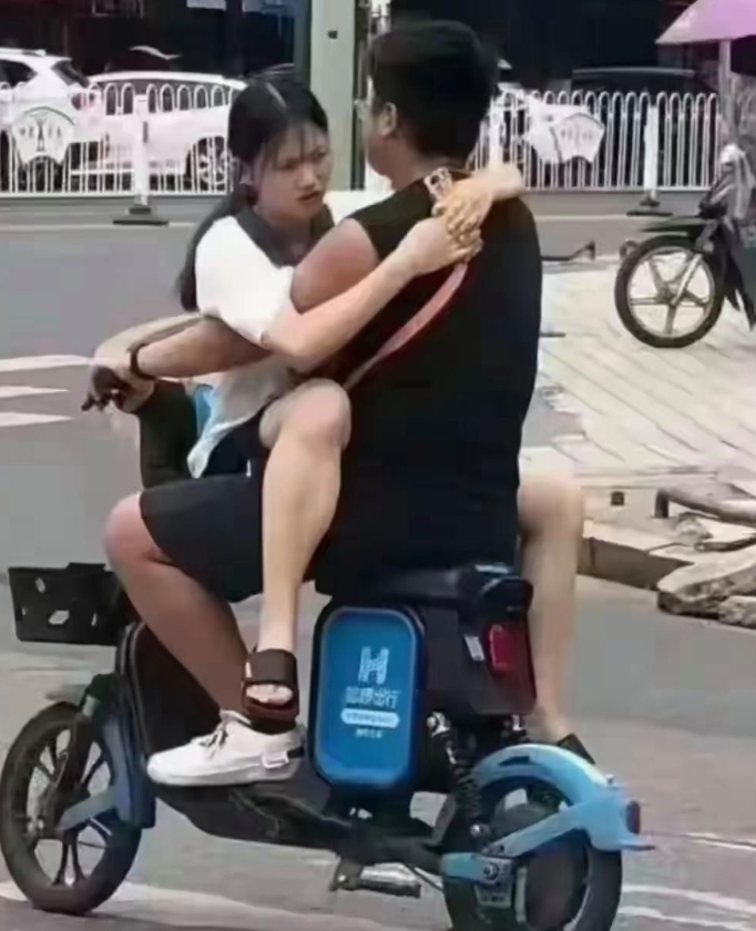 这是什么新姿势？！哈哈哈哈 [大笑][大笑][大笑][大笑][大笑]