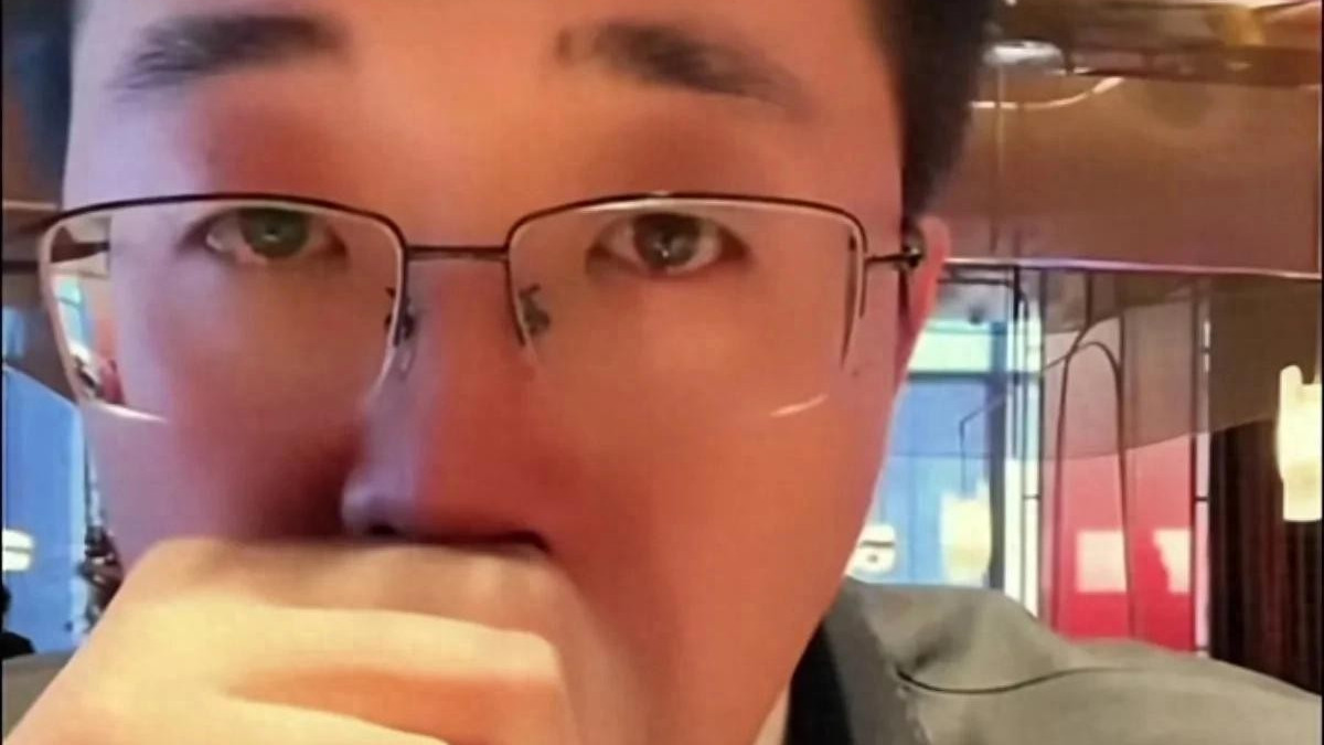 小井泪洒直播想见张妈妈 张兰点赞回应留言 网友发现她ip还在日本！