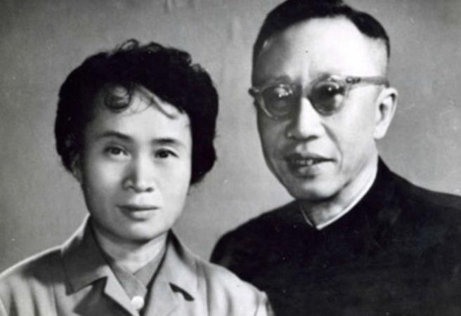 李淑贤，1924年出生于浙江杭州，幼年丧母，成长经历充满艰辛。16岁时，父亲突然