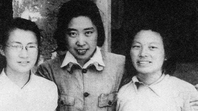 刘少奇的夫人王光美有多美？1940年在大学留影，那年19岁气质非凡