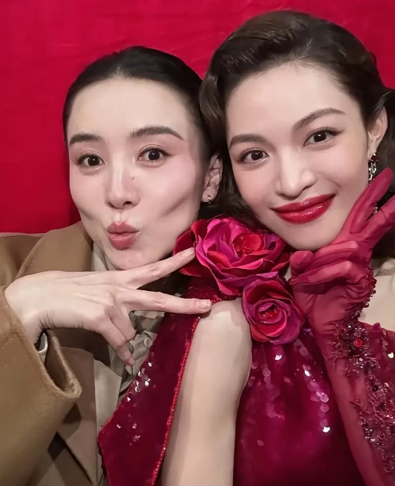 钟楚曦的颜值让人看不懂，钟楚曦撞脸萧敬腾，萧敬腾又和向佐长得像，约等于钟楚曦像向