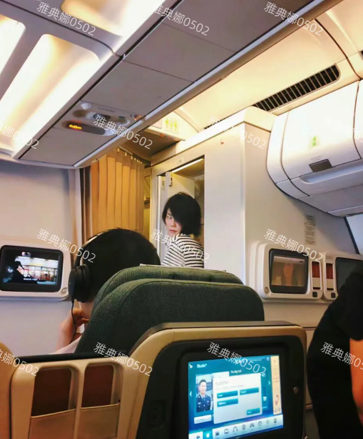 明星真不容易，王菲在飞机上上厕所也被拍！
很久之前有粉丝在飞机上遇到的王菲，她本