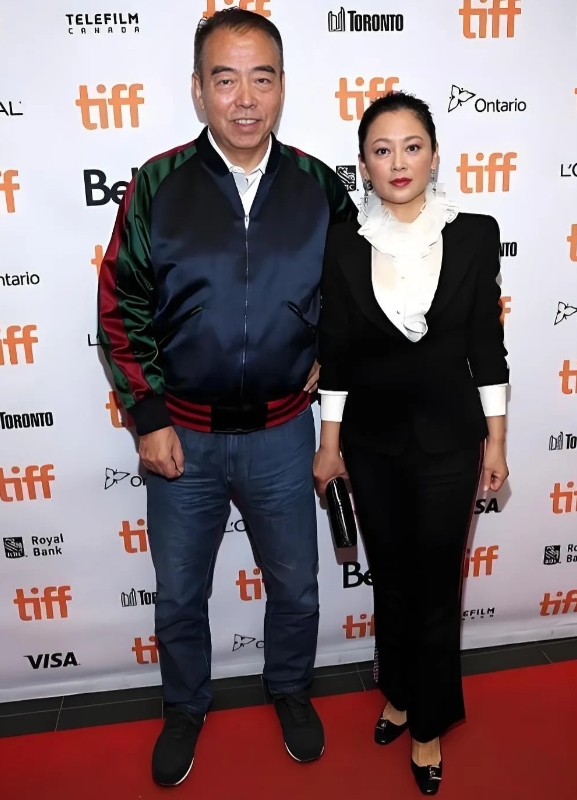 我滴妈哟，这张合照真是大跌眼镜，陈红站在丈夫身边，真人原来就那么小小一只，脚掌看