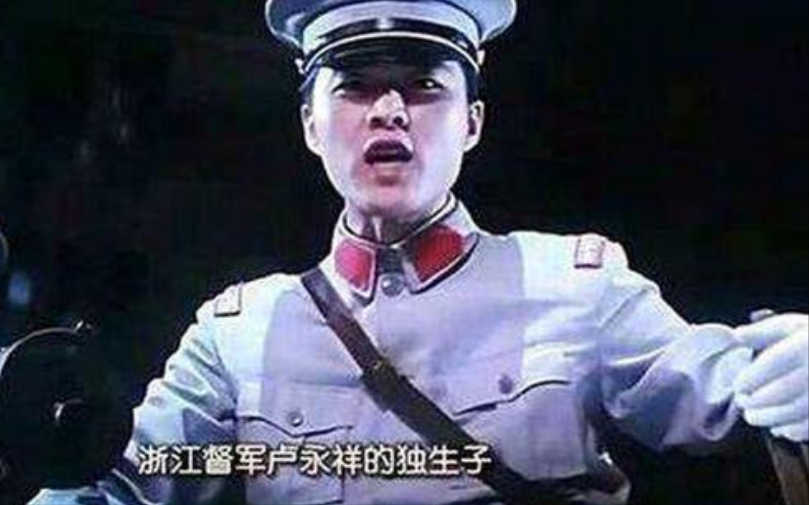 1922年，黄金荣带保镖，在自家戏院里看戏。突然，一个年轻人冲过来，甩手对黄金荣